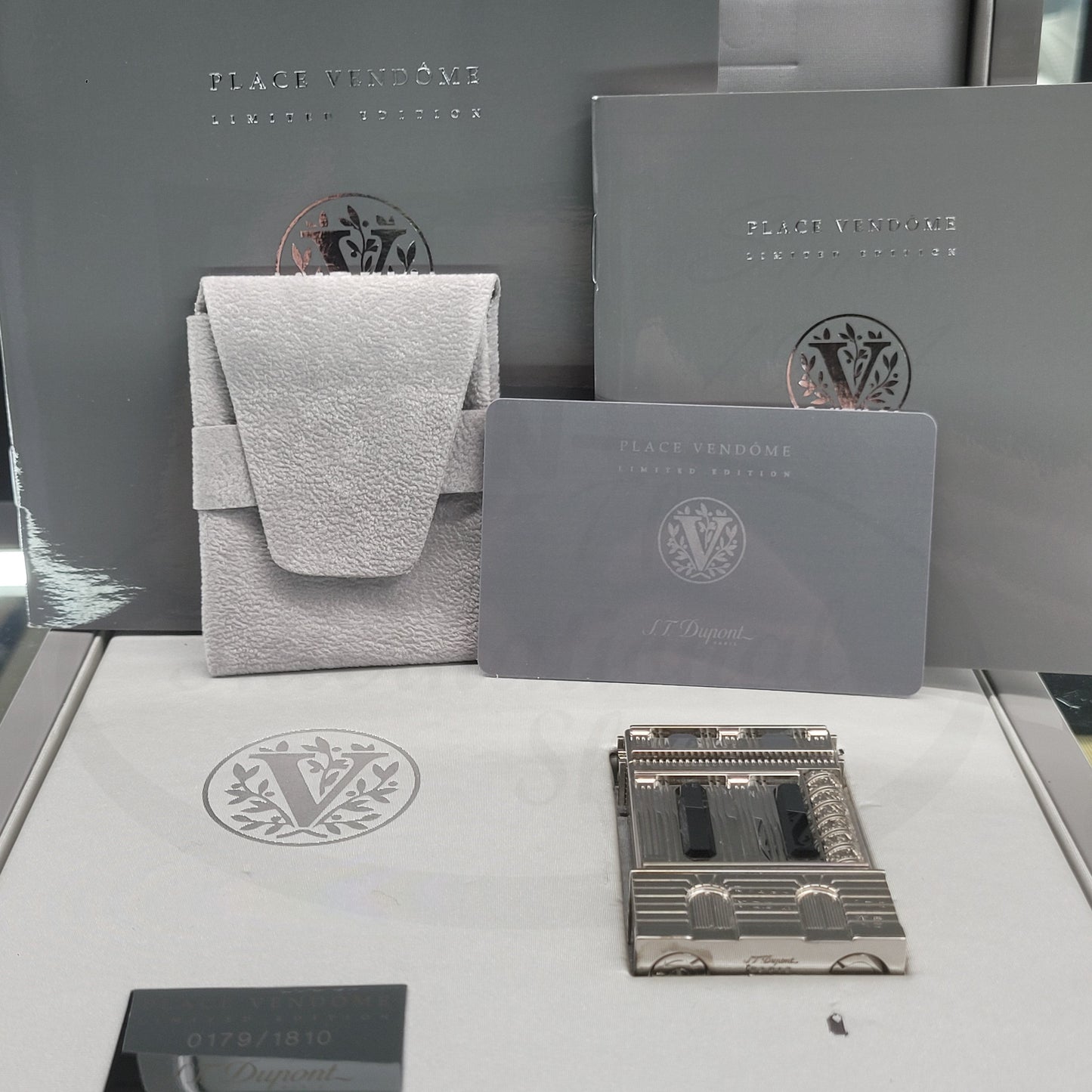 ST Dupont Place Vendome 016047 platinum-finish luxury lighter with hematite inlays, limited edition presentation with boxes and papers
