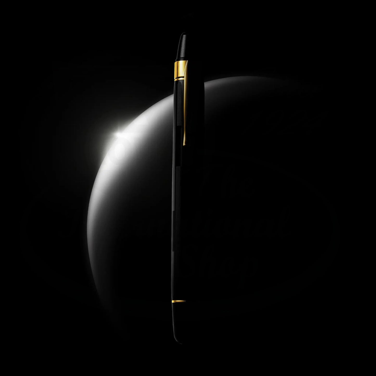 Nahvalur Eclipse Black Gold fountain pen in aluminum with gold accents, sleek capless design against dark background