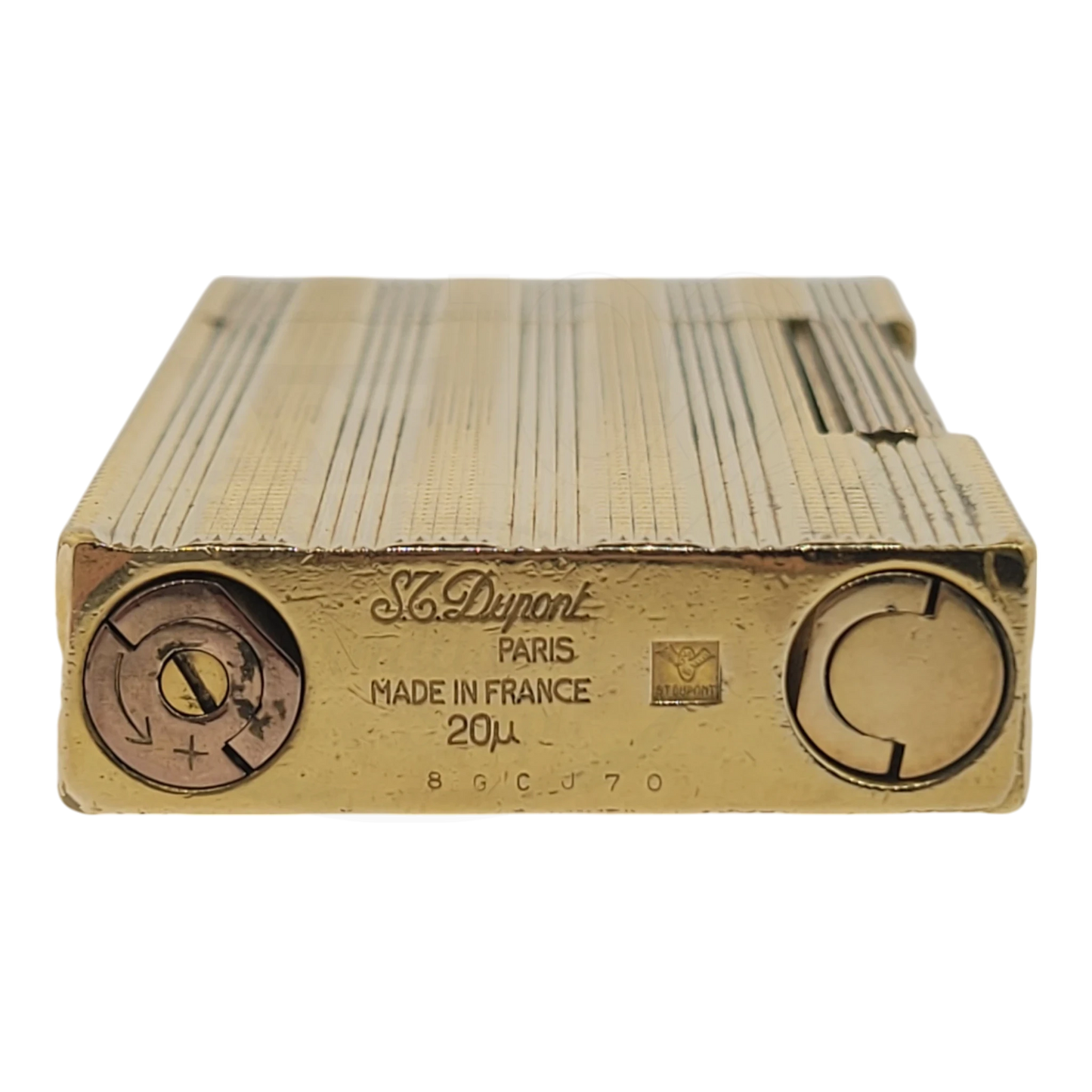 S.T. Dupont Ligne 2 016367 gold lighter with vertical diamond head lines and soft flame adjustment close-up view
