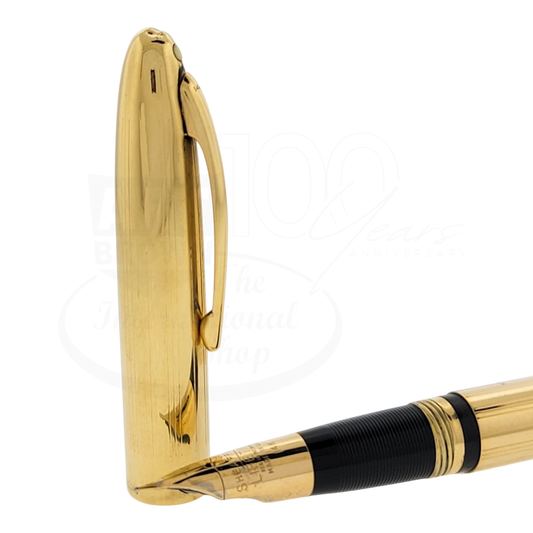 Sheaffer Snorkel fountain pen with solid 14K gold cap and black grip section featuring vertical lines pattern