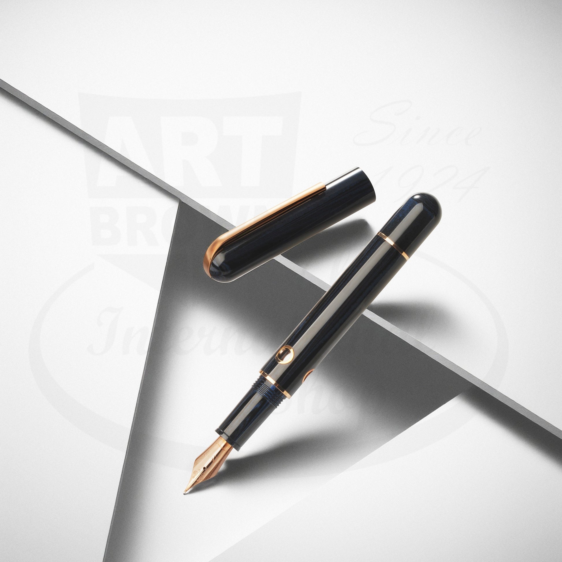 Nahvalur Nautilus Maylandia Blue Medium Fountain Pen German ebonite black with gold trim sleek design