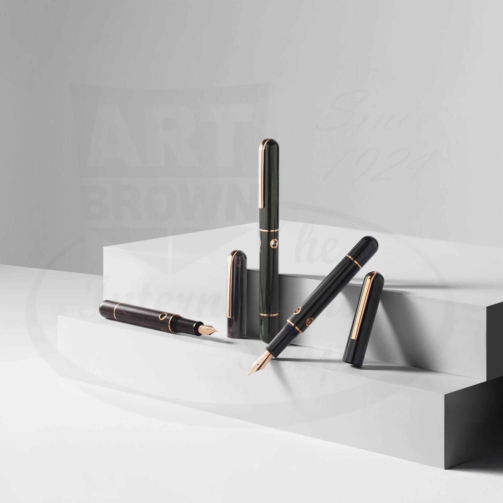 Nahvalur Nautilus Maylandia Blue Medium fountain pen set German ebonite dark blue gold accents sleek design