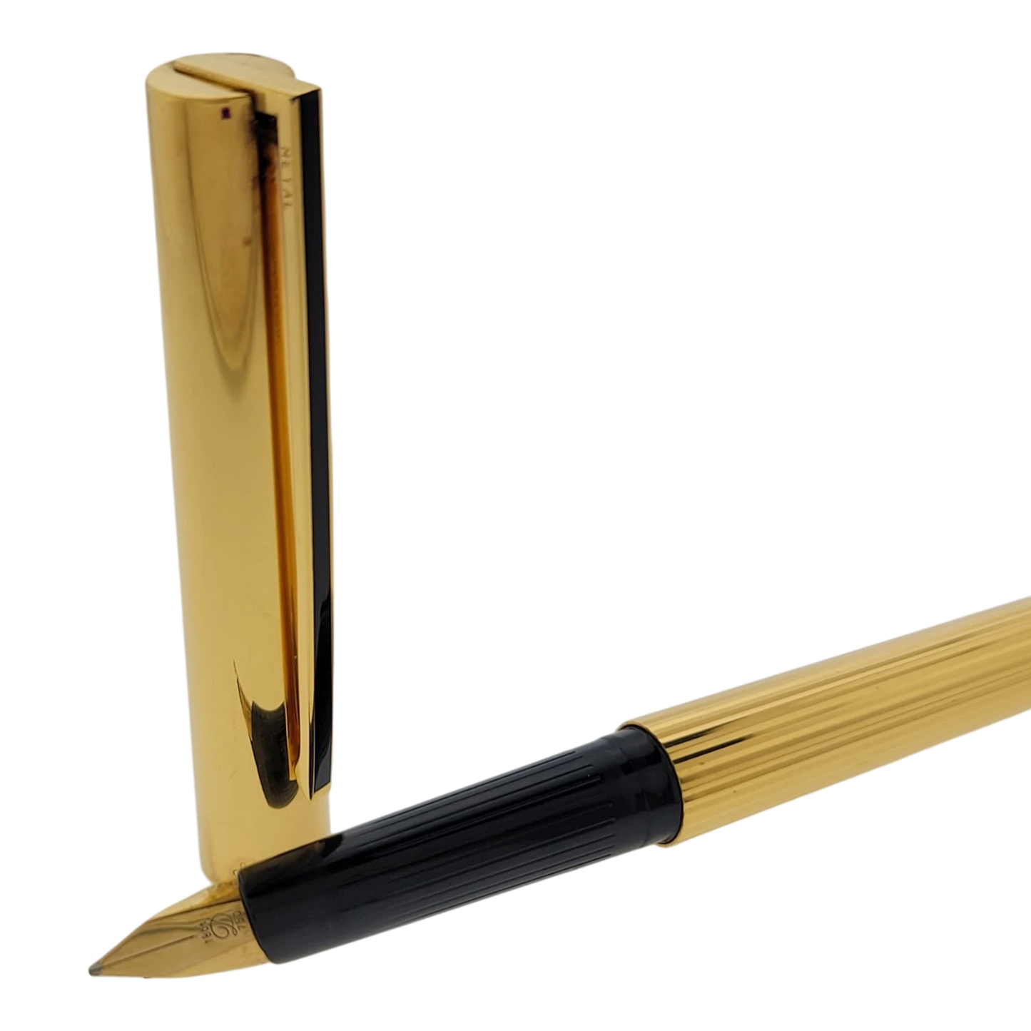 S.T. Dupont Classique 041074 gold and black fountain pen with 18K gold nib and vertical line finish