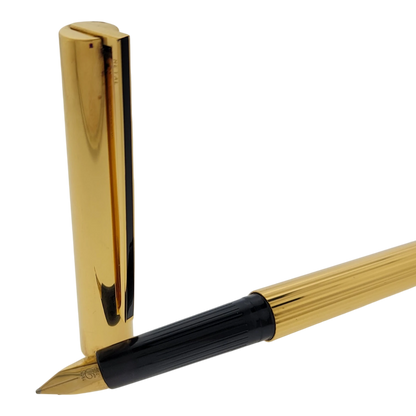 S.T. Dupont Classique 041074 gold and black fountain pen with 18K gold nib and vertical line finish