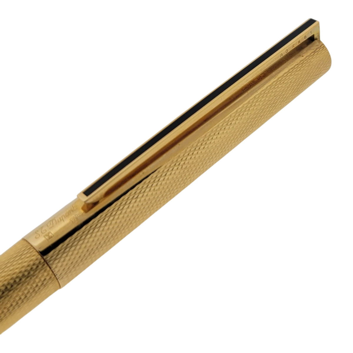S.T. Dupont Classique rollerball pen close-up with gold barley grain texture and gold clip