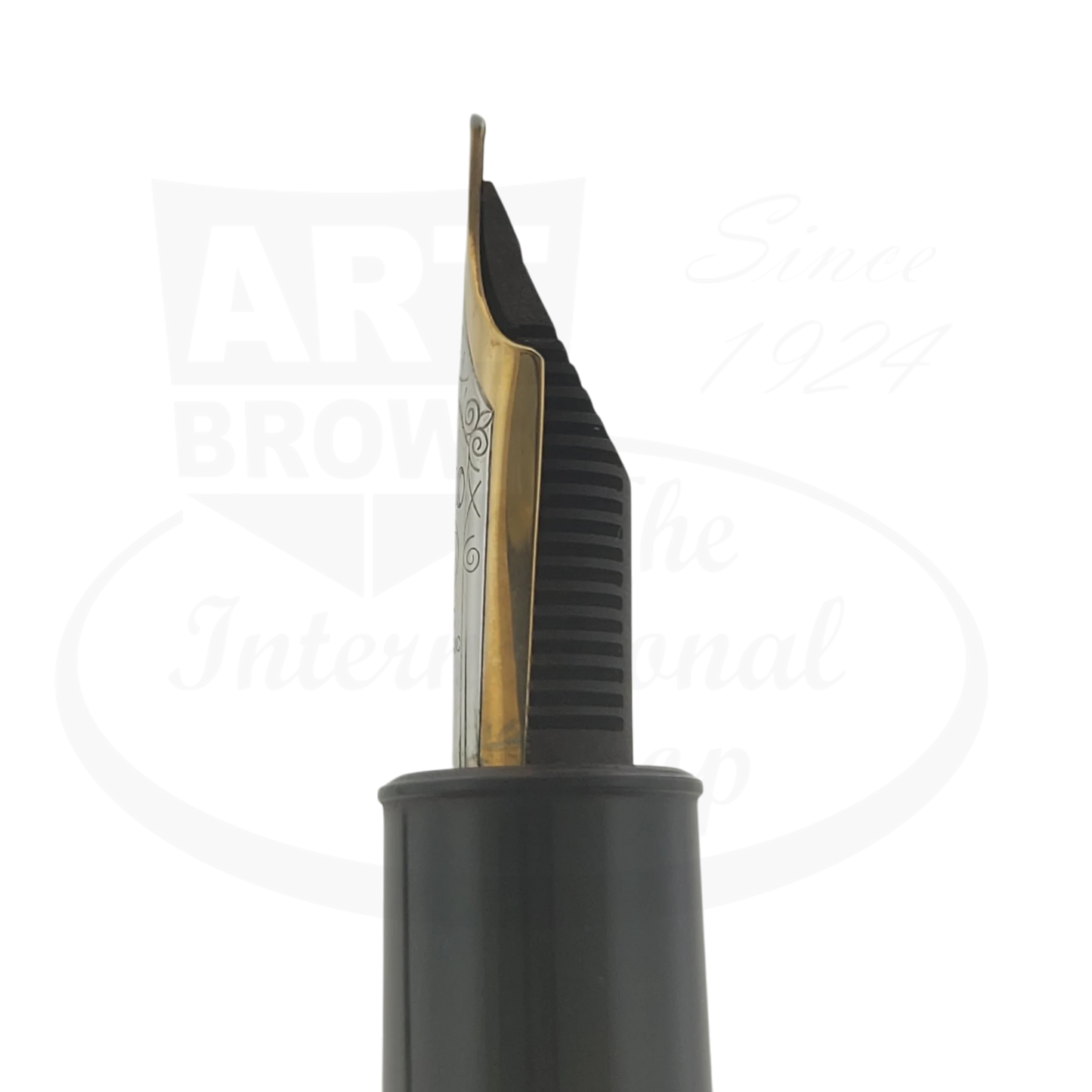 Montblanc Meisterstück 149 MB132113 black resin fountain pen with gold trim and 18K medium nib close-up