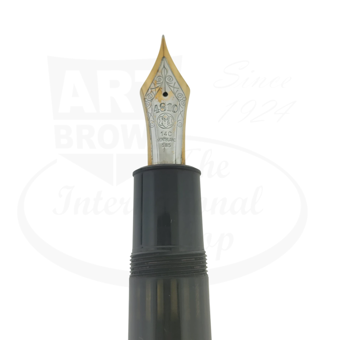 Montblanc Meisterstück 149 MB132113 black resin and gold medium 14K nib fountain pen tip close-up