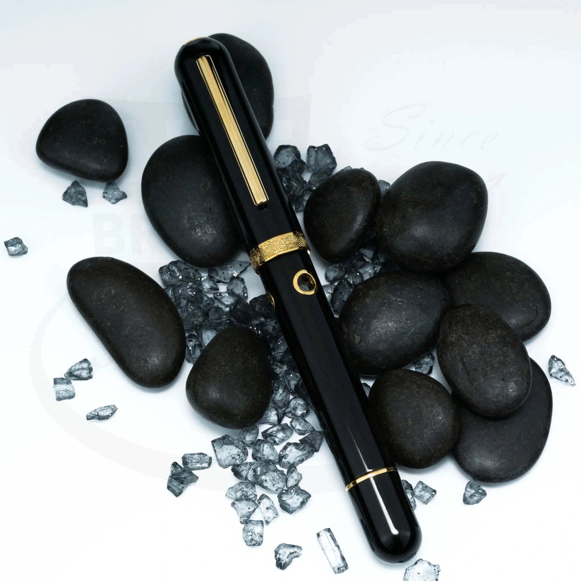 Nahvalur Nautilus Cephalopod Gold Medium Fountain Pen black ebonite body with gold trim and porthole ink window