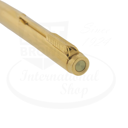 Parker 180 Imperial Gold vintage fountain pen cap with arrow clip and gold-plated slender body detail close-up