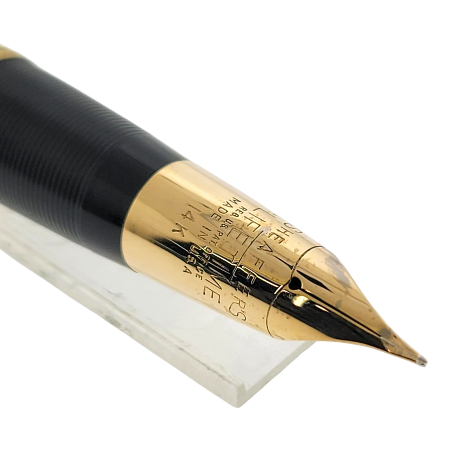 Sheaffer fountain pen nib in solid 14K gold with engraved vertical lines and fine tip design