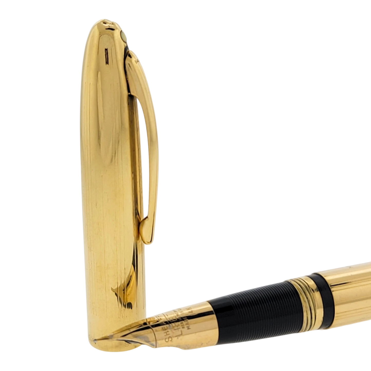 Sheaffer Snorkel fountain pen with solid 14K gold cap and black grip section featuring vertical lines pattern