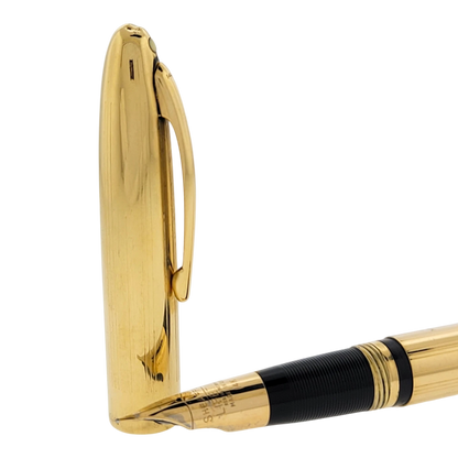 Sheaffer Snorkel fountain pen with solid 14K gold cap and black grip section featuring vertical lines pattern