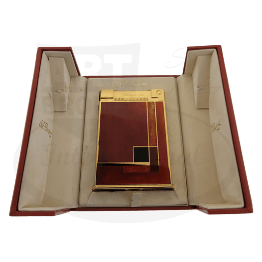 S.T. Dupont Jeroboam 027597 table lighter in burgundy Chinese lacquer and gold finish, displayed in original red presentation box with beige interior